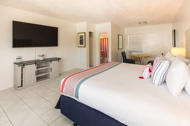 Seven Seas Hotel | Miami Hotel