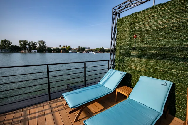 FLOW Restaurant Bar Rooms