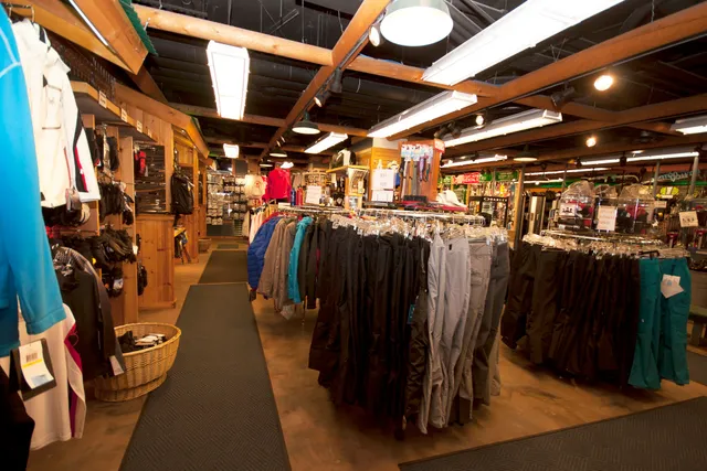 Powder House Ski and Snowboard At The Gondola