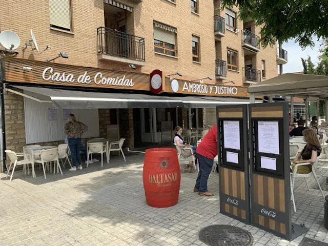 Se llama casa de comidas Ambrosio y Justino