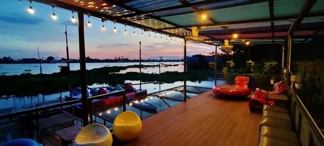 Wave Side Restaurant&Resort