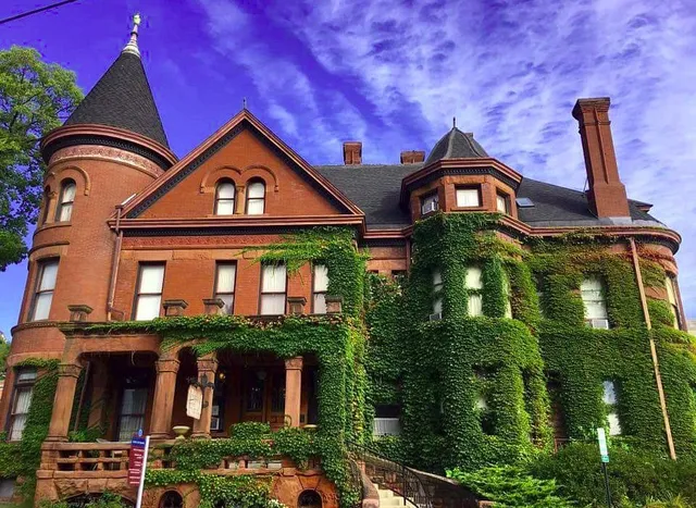 Redstone Inn & Suites