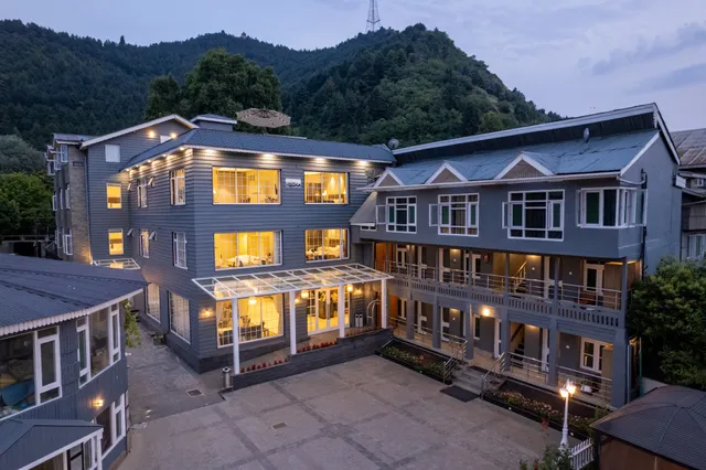 Grand Boulevard Hotel and Restaurant