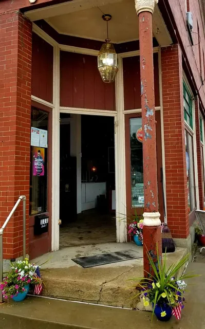 Earth,Wind,and Wire Studio and Rock Shop