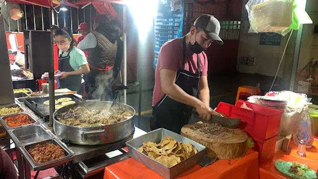 Taquería en la calle (street-food)