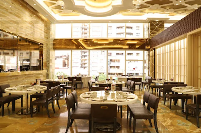 Lin Palace show window Harbor Point