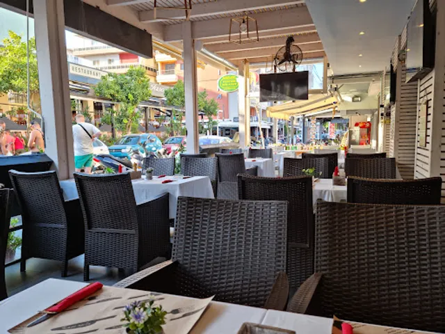 Max's Restaurant Grill & Bar