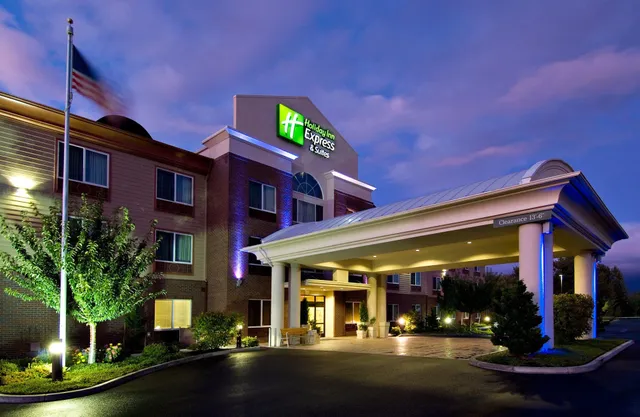 Holiday Inn Express & Suites Medford-Central Point by IHG
