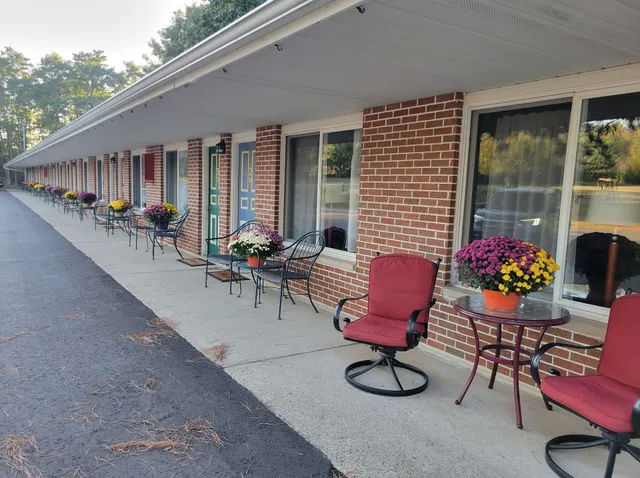 Crossroads Motel & Cabins