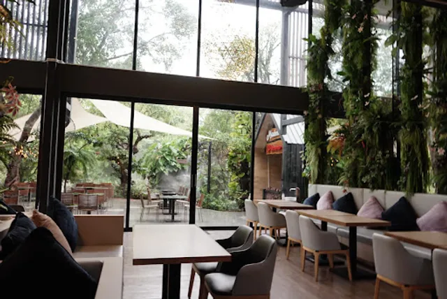 Moakmai Cafe & Restaurant