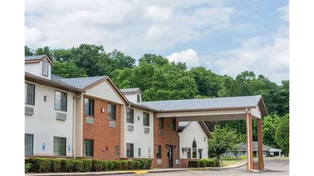 Super 8 by Wyndham Coshocton Roscoe Village