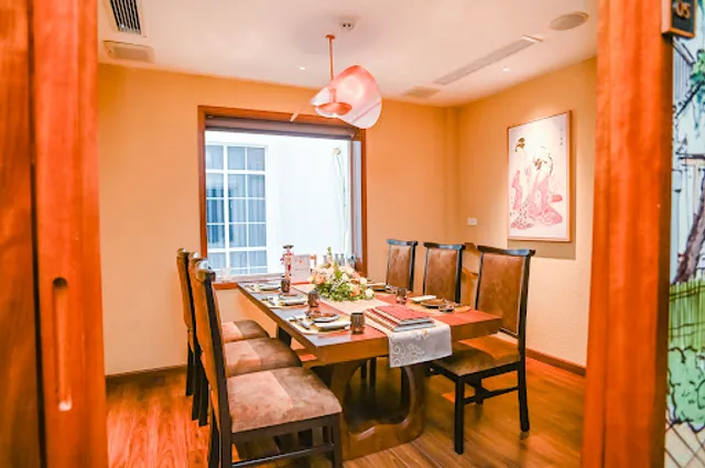 Nhà Hàng Hatoyama - BT-F09, Ngoại Giao Đoàn