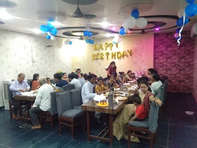 Lucky Restaurant & Guest House