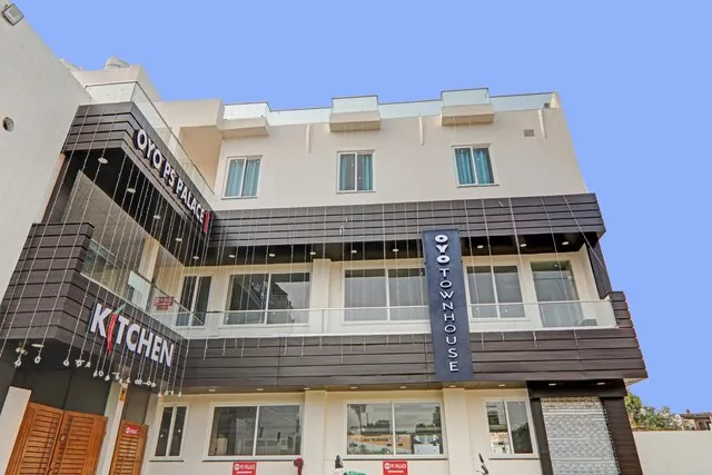 Townhouse P.s.Palace Near Amausi Metro Station