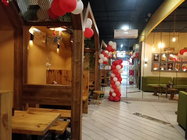 Hunger Wings The Multi Cuisine Restaurant | Best Cafe in Agra | Best Family restaurant in Agra