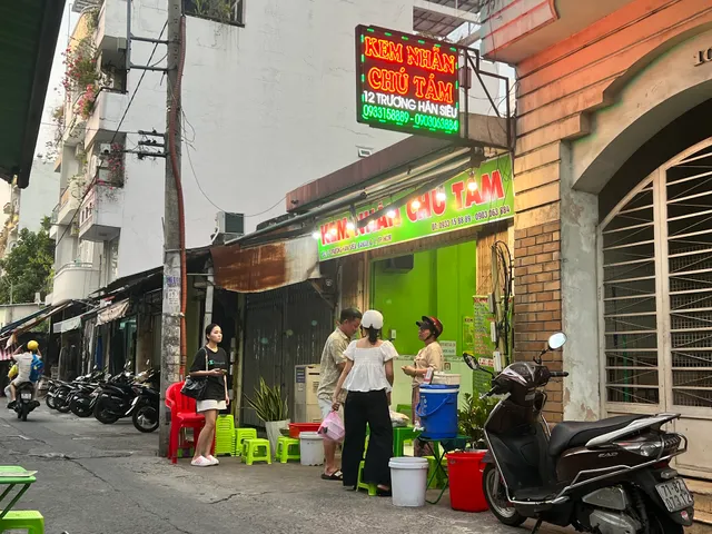 Quán kem nhãn Chú Tám