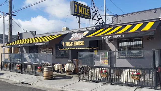 7 Mile House Sports Bar & Grill