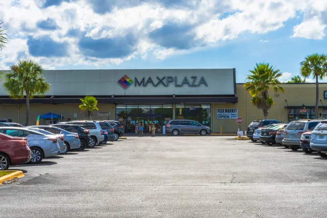 MAX PLAZA