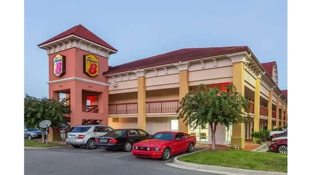 Super 8 by Wyndham Dalton/Convention Center Area