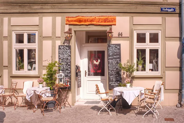 Restaurant & Cafe "Le Petit"