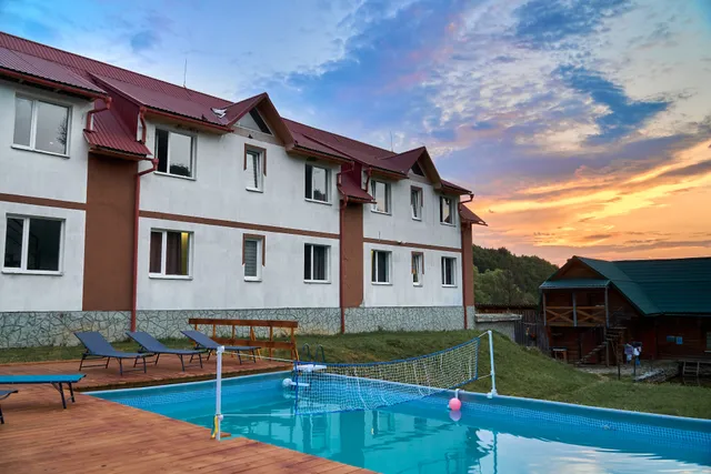 Aino Hotel — готель у Пилипці з басейном.