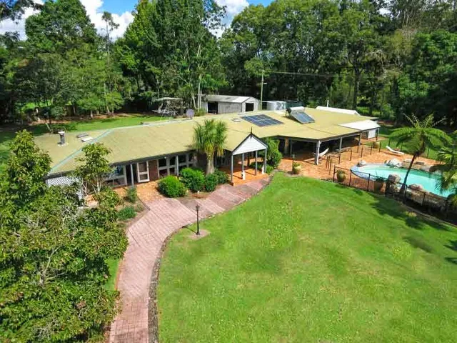McCarthy Lake House| Maleny Accommodation | House to rent | Rooms Available