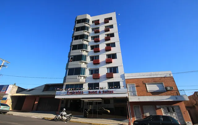 Emirates Hotel e Suítes