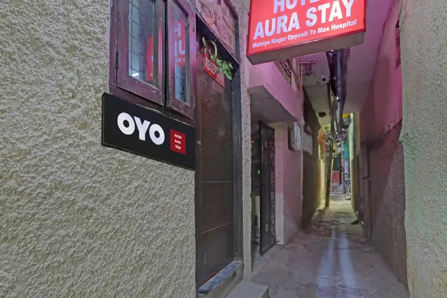 OYO Hotel Aura Stay