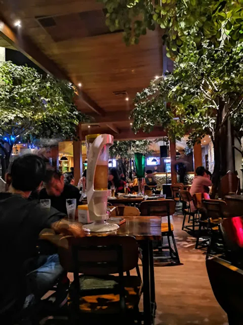 HW Helen's Live Bar Makassar