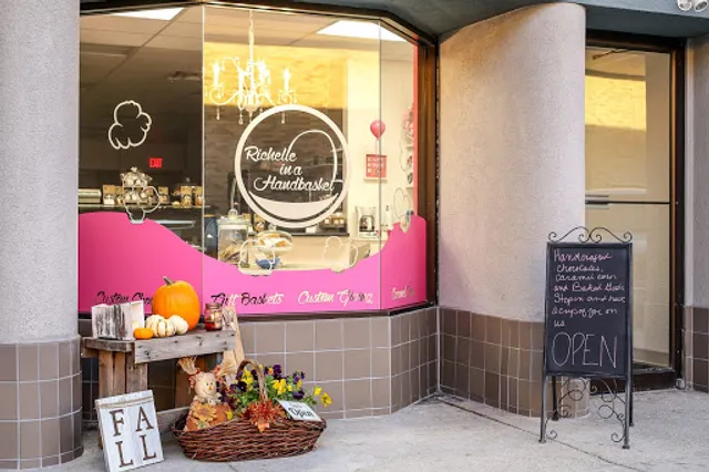 Richelle In A Handbasket