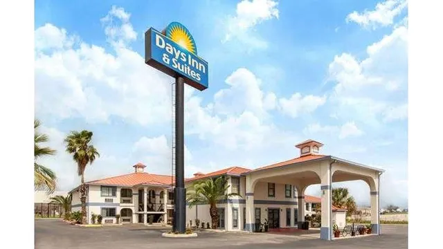 Days Inn & Suites by Wyndham Braunig Lake