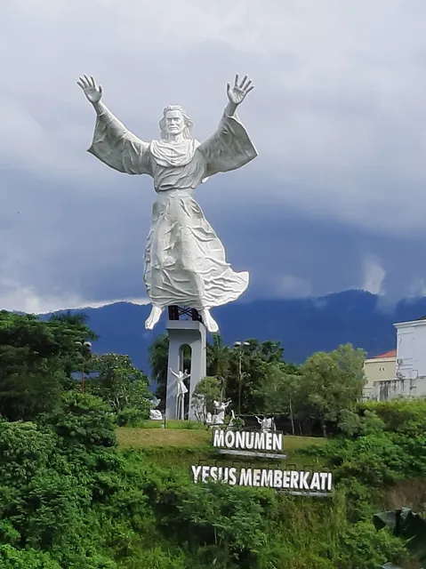Yesus Memberkati Statue