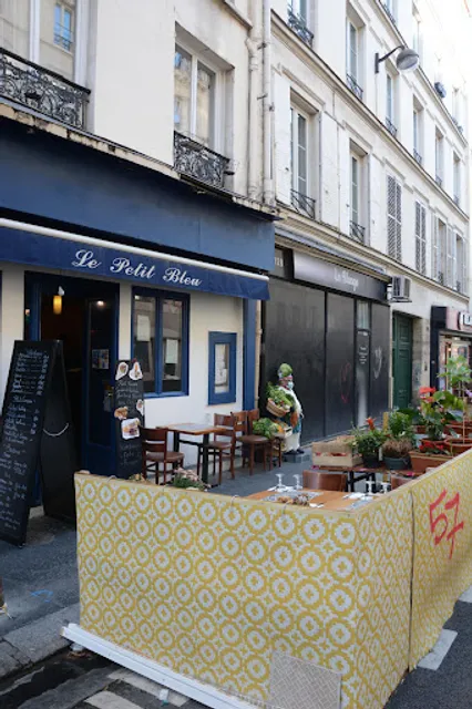Le Petit Bleu est actuellement au 23 rue Muller Paris 18ème