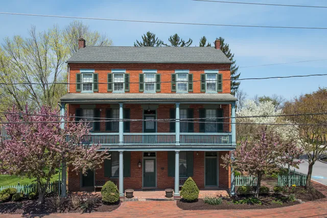 Bird-in-Hand Village Inn & Suites