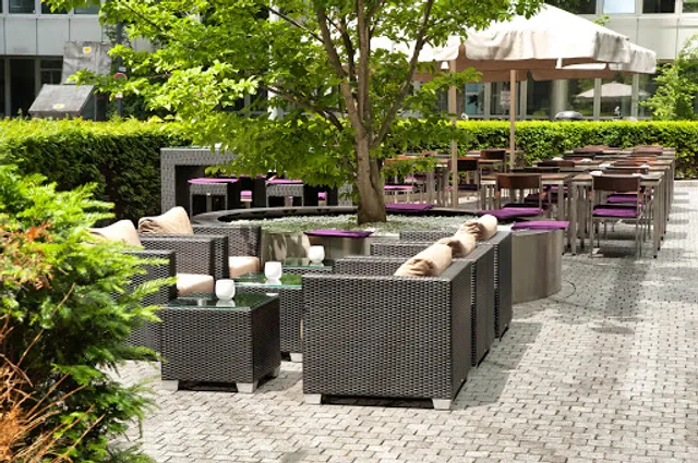 HIGHLIGHT Restaurant / Bar