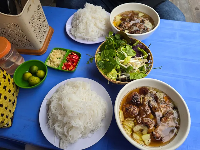 Bún chả, bún đậu mẹt cô Hằng Béo