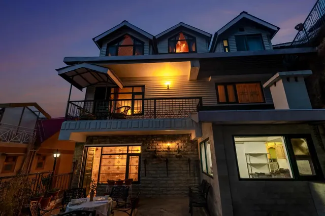 Alaya Stays by ELIVAAS Meridian Oaks Estate - Luxury Rooms in Shimla | Suites with Hill View