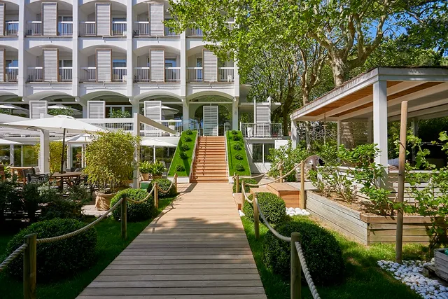 Hotel 4 stelle all inclusive Milano Marittima Saraceno con spiaggia privata, parcheggio interno e piscina riscaldata.