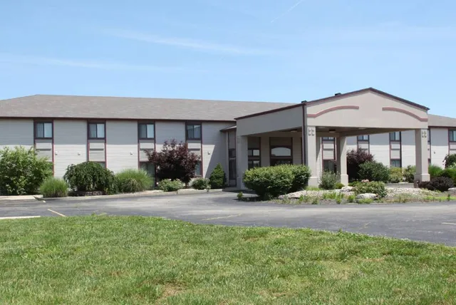 Carlyle Inn & Suites