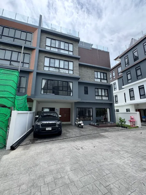 DE LUXE BOUTIQUE AND ROOFTOP