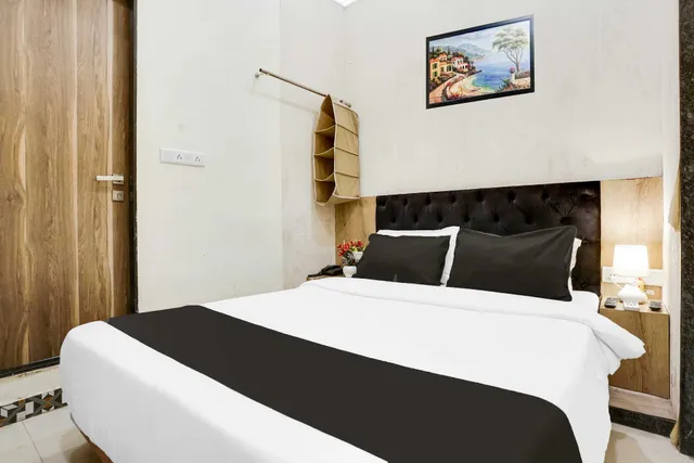 Super Townhouse Ville Parle