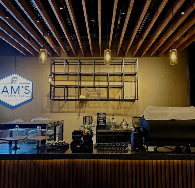 Iam's Kitchen + Bar