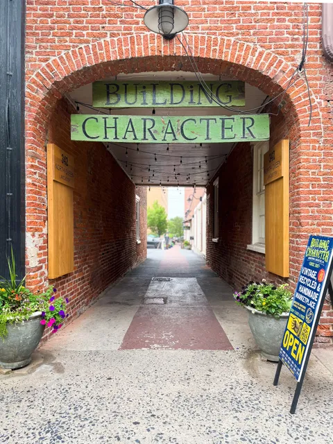 BUiLDiNG CHARACTER