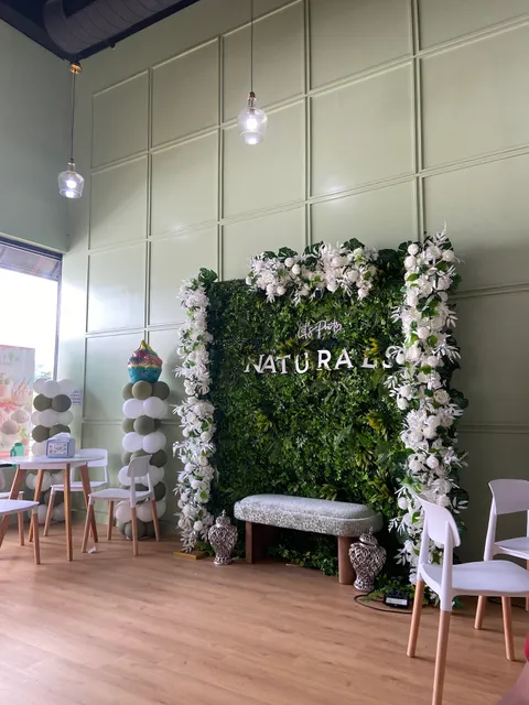 Naturals Rolls & Ice Cream