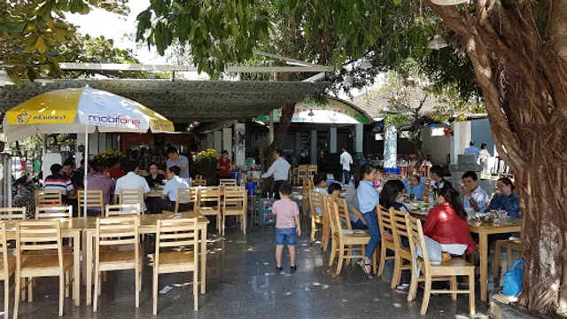 Nhà Hàng Vườn Phố