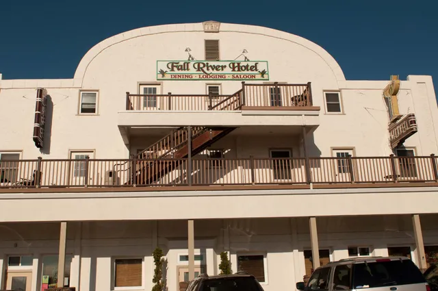 Fall River Hotel & Restaurant