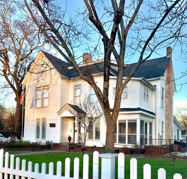 The Fox and the Farmhouse