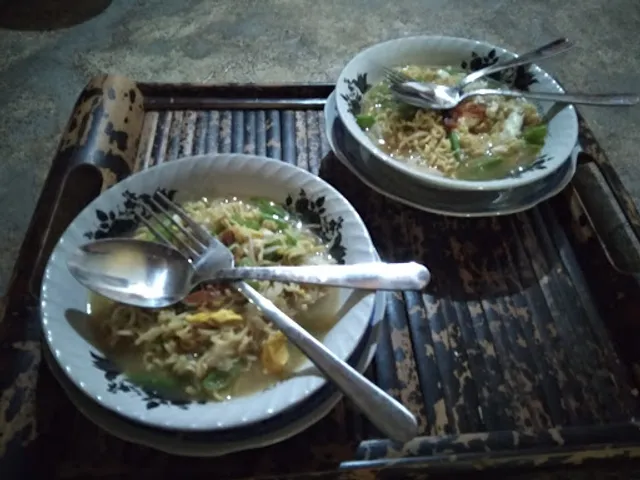 Aqila Warung-eddie tour guide