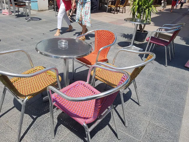 Parrots Pub & Terrace