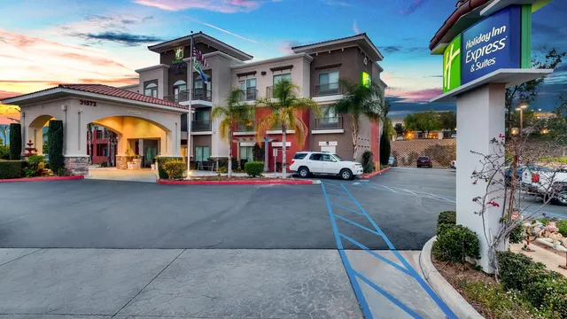 Holiday Inn Express & Suites Lake Elsinore by IHG